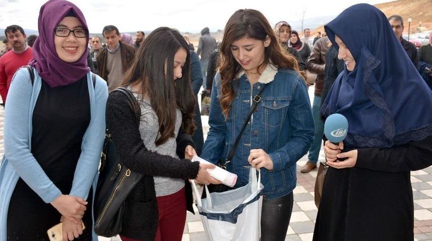 Sınava Girenlerden Kalem Setleri Toplandı