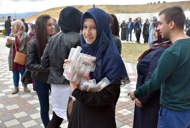 Sınava Girenlerden Kalem Setleri Toplandı