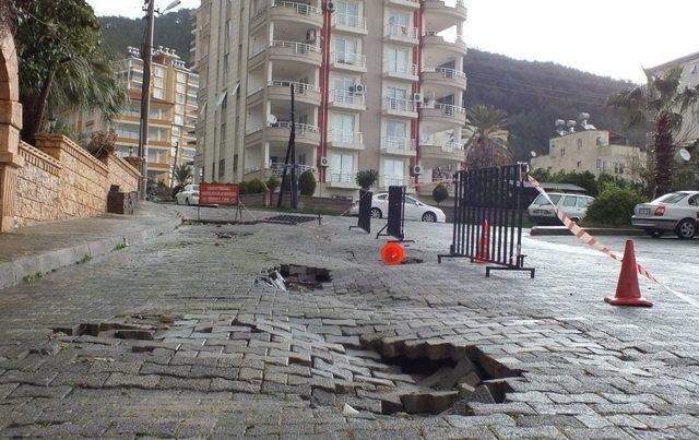 Anamur’u Şiddetli Yağmur Ve Fırtına Vurdu