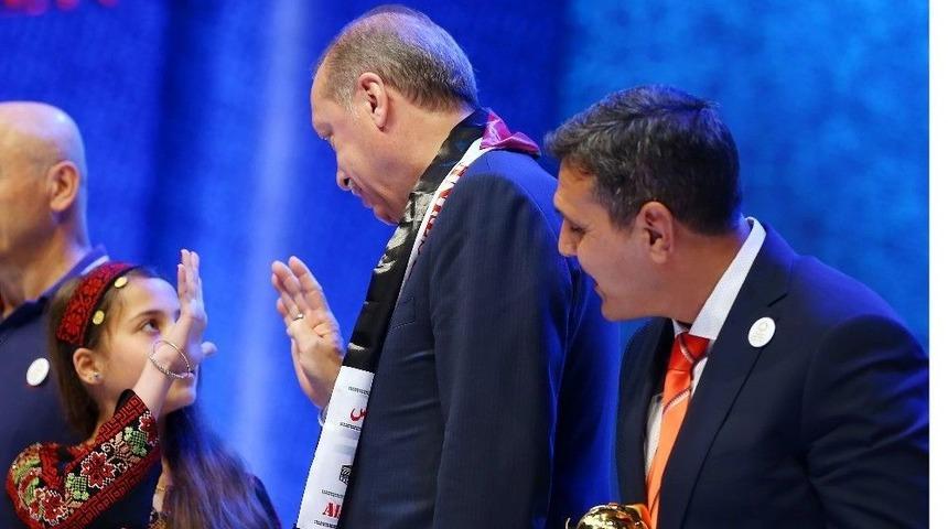 Cumhurbaşkanı Erdoğan K&uuml;&ccedil;&uuml;k Kıza "rabia"yı &Ouml;ğretti