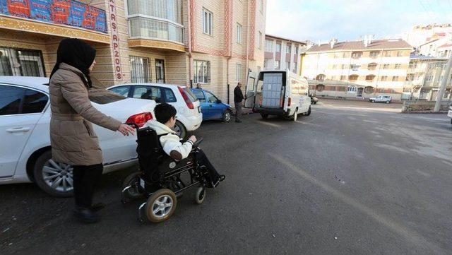 Bedensel Engelli Öğrenciyi Ygs’ye Belediye Taşıdı