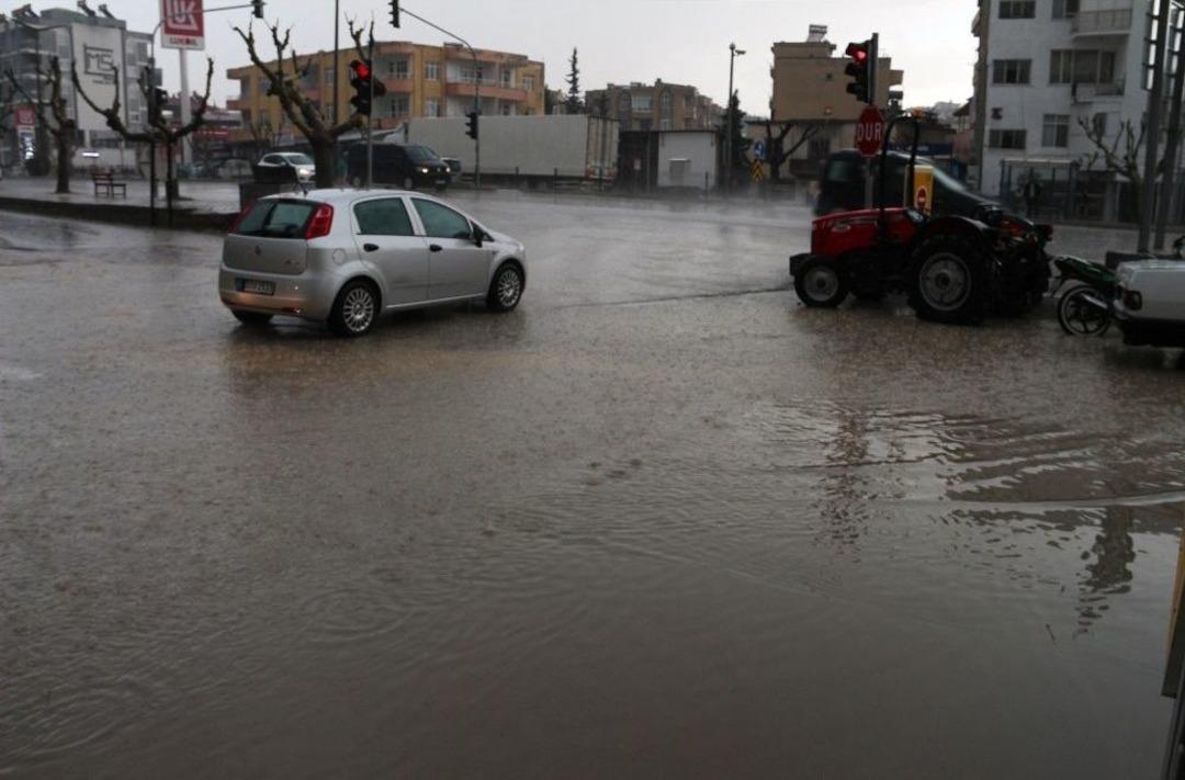 Mut&rsquo;ta Yağmur Ve Dolu Hayatı Fel&ccedil; Etti