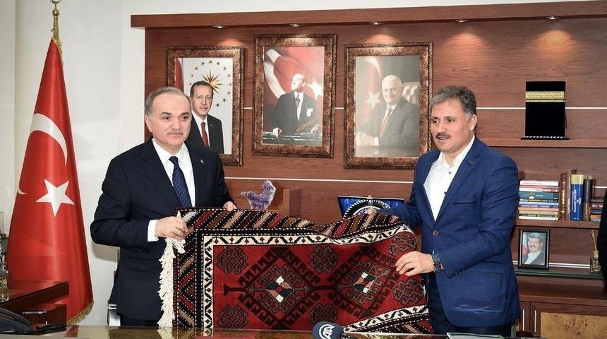 Bakan &Ouml;zl&uuml;, Malatya B&uuml;y&uuml;kşehir Belediyesini Ziyaret Etti