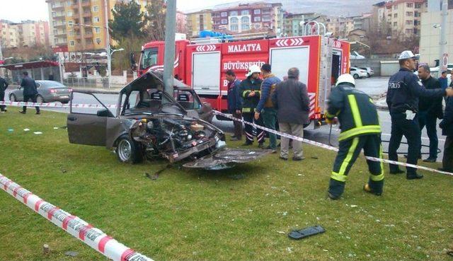 Malatya’da Otomobil Aydınlatma Direğine Çarptı: 1 Yaralı