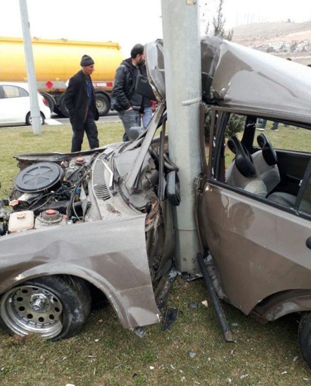 Malatya’da Otomobil Aydınlatma Direğine Çarptı: 1 Yaralı