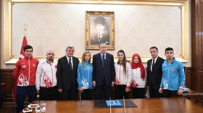 Cumhurbaşkanı Erdoğan, Şampiyon Sporcuları &Ouml;d&uuml;llendirdi