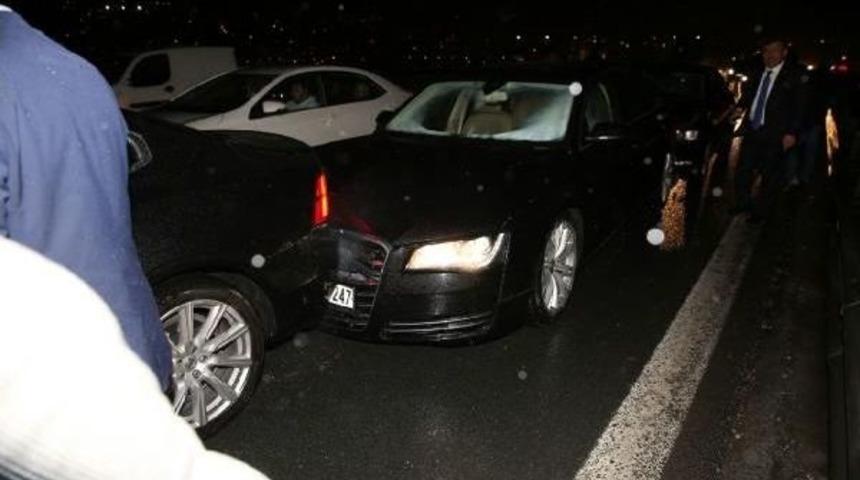 Belediye Başkanının Makam Aracına &Ccedil;arpan Personeli Yaralandı