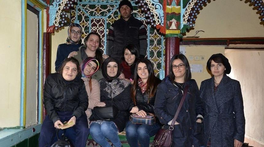 Sarı&ccedil;i&ccedil;ek K&ouml;y Odalarında Okudular