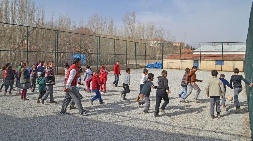 B&uuml;nyan Belediyesi 5 Mahalleye Daha Halı Saha Yapıyor