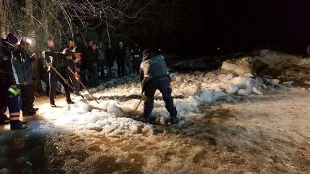 Van’da Buz Kaplı Dereye Düşen Çocuk Hayatını Kaybetti