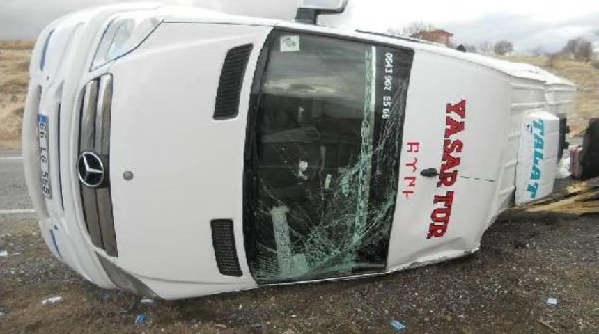 Yolcu Minib&uuml;s&uuml; Ile Otomobil &Ccedil;arpıştı: 13 Yaralı