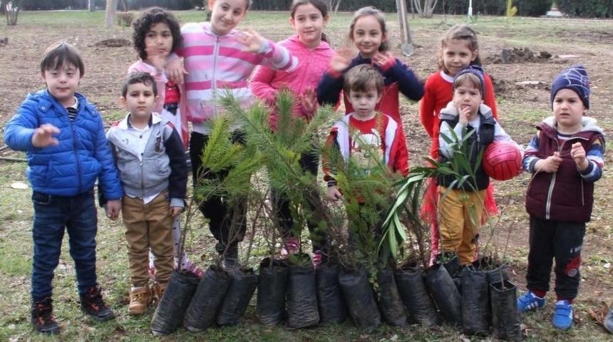 Dsi&rsquo;de &Ccedil;ocukların Fidan Dikme Sevinci
