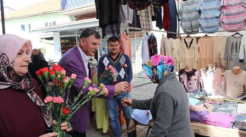Başkan Duymuş, Pazarı Gezdi Bayanlara Karanfil Dağıttı