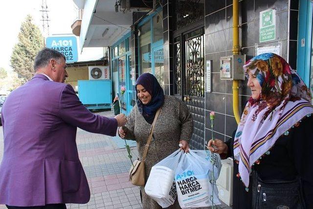 Başkan Duymuş, Pazarı Gezdi Bayanlara Karanfil Dağıttı