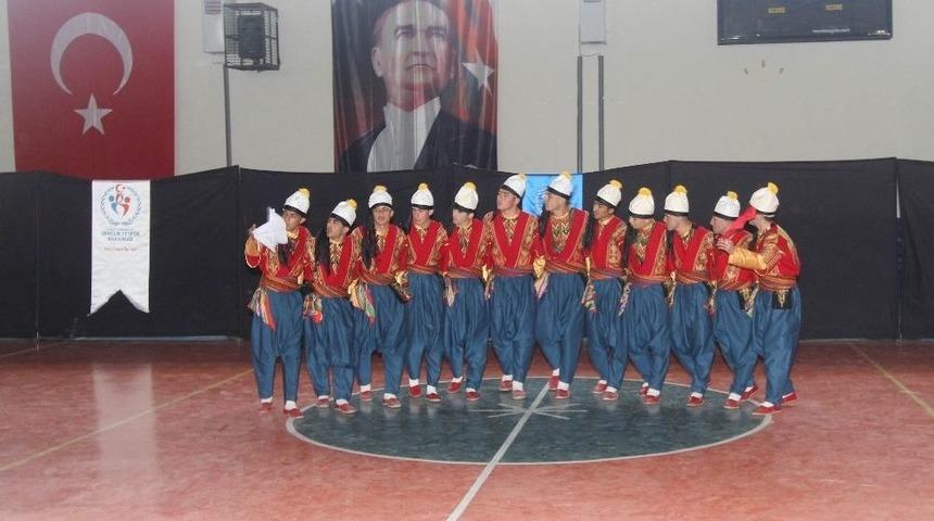 Kul&uuml;pler Arası Halk Oyunları Yarışması D&uuml;zenlendi