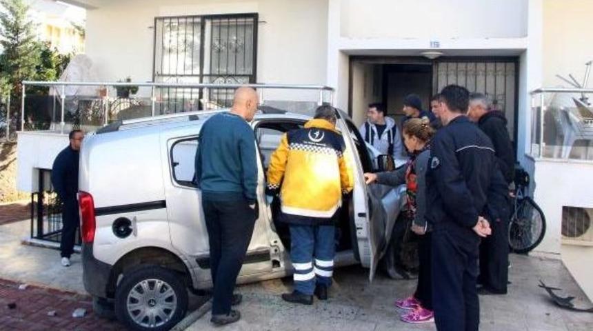 Kontrol&uuml;n&uuml; Kaybettiği Ara&ccedil;la Apartman Bah&ccedil;esine Girdi