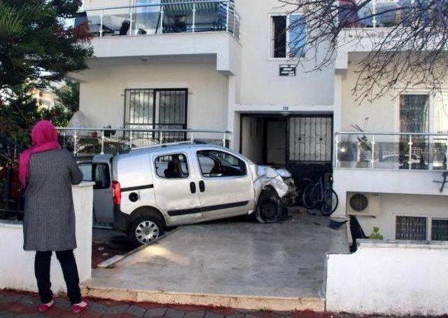 Kontrolünü Kaybettiği Araçla Apartman Bahçesine Girdi