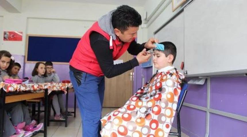 Sınıf &Ouml;ğretmeni, &Ouml;ğrencilerini Kendisi Traş Ediyor