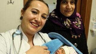 Hastaneye Yetişmeyince Arabada Doğum Yaptırdılar