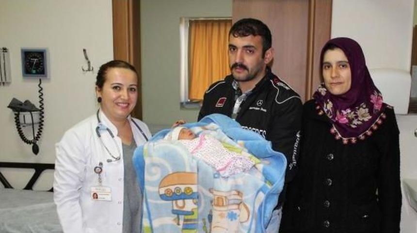 Kadriye Bebek Otomobilde D&uuml;nyaya Geldi