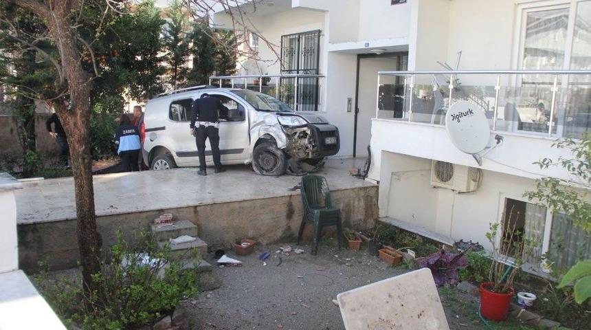 Fren Yerine Gaza Basın Kadın S&uuml;r&uuml;c&uuml; Bah&ccedil;eye Daldı