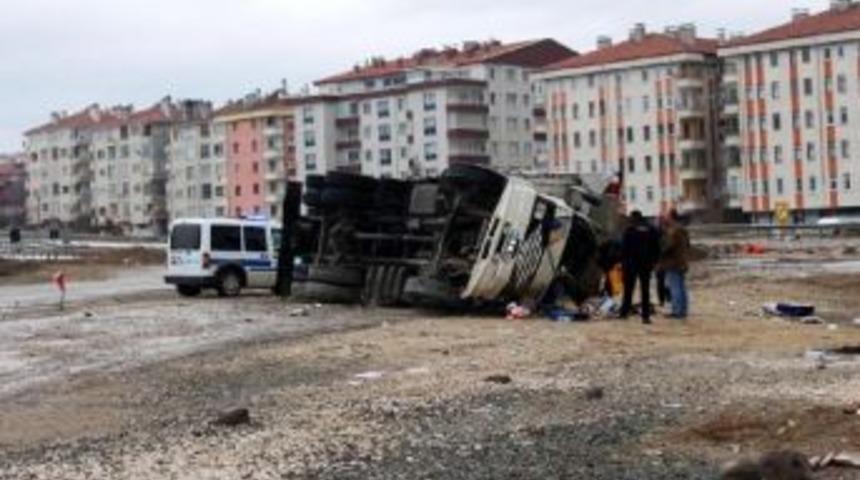Kastamonu'da Kamyon Devrildi: 2 Yaralı