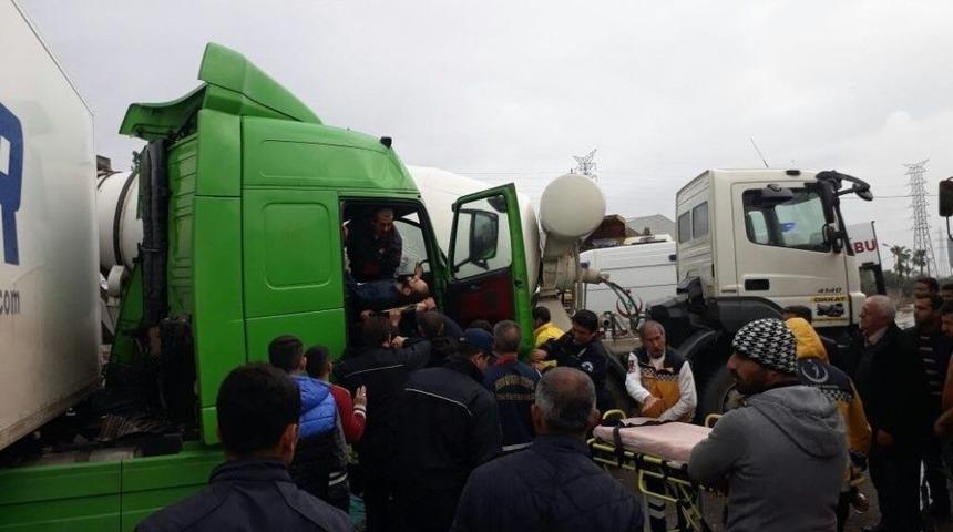 Tır, Beton Mikseri İle &Ccedil;arpıştı, Şof&ouml;r Ara&ccedil;ta Sıkıştı