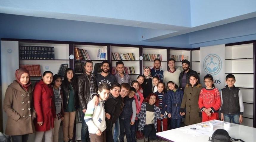 &Uuml;niversiteli &Ouml;ğrencilerden Kardeşlerine K&uuml;t&uuml;phane