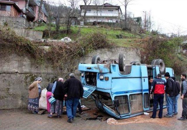 Minibüs Devrilerek Alt Yola Düştü: 2 Yaralı