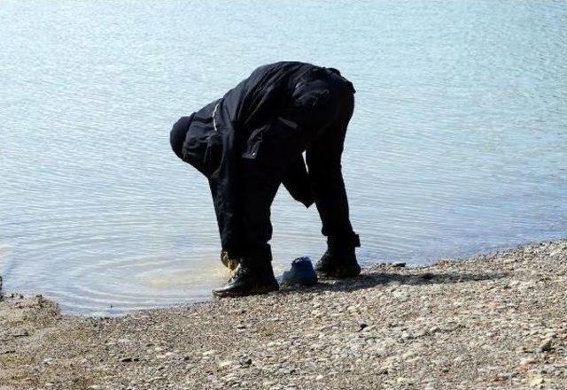 Polisler Kurtardığı Gence Montunu Giydirdi, Battaniyeye Sarıp, Ayakkabısını Temizledi