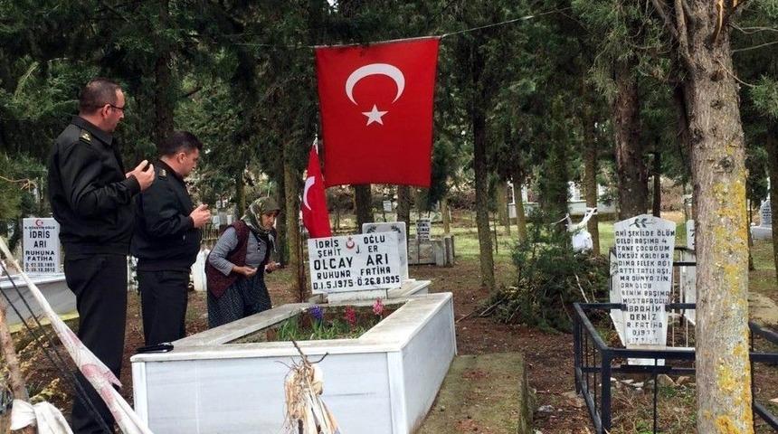 Salihli’de Komutanlar Şehit Ailelerinin Yanında