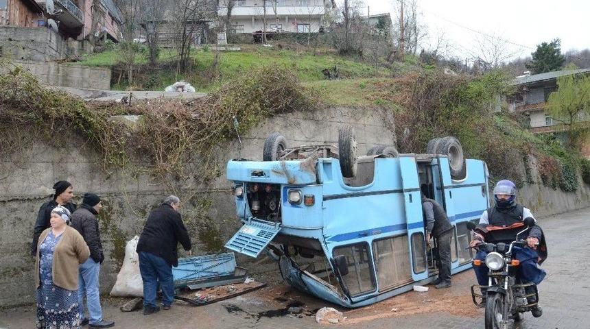 Zonguldak&rsquo;ta Minib&uuml;s Takla Attı: 2 Yaralı