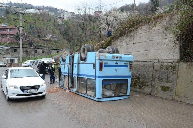 Zonguldak’ta Minibüs Takla Attı: 2 Yaralı