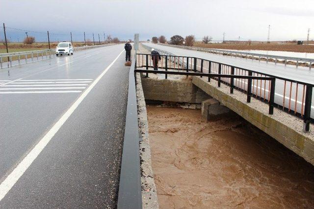 Karaman’da Sağanak Yağış Dereleri Taşırdı