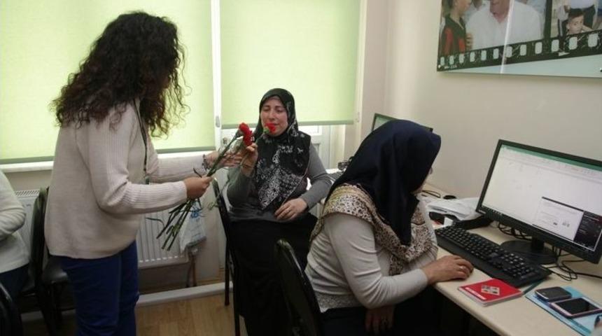 Omek Bilgisayar Kursu &Ouml;ğrencilerine Anlamlı Kutlama