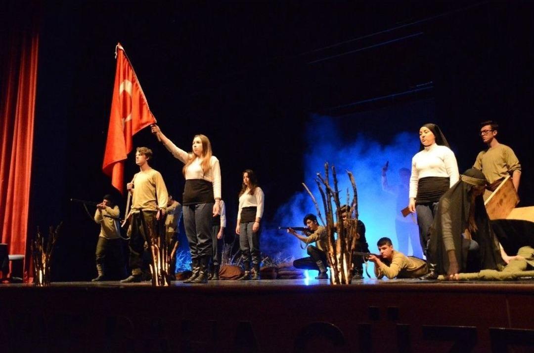 Bilecik&rsquo;te İstiklal Marşının Kabul&uuml;n&uuml;n 96&rsquo;ncı Yılı Kutlanırken, &Ouml;ğrencilerin Sahne G&ouml;sterisi B&uuml;y&uuml;k Alkış Aldı