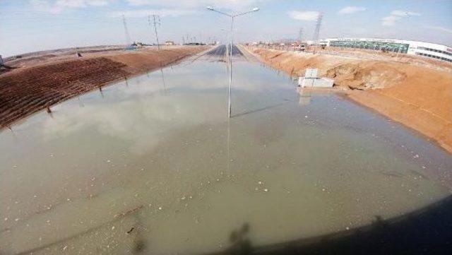 Altgeçit Su Altında Kaldı, Karayolu Ulaşıma Kapandı