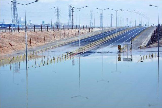 Altgeçit Su Altında Kaldı, Karayolu Ulaşıma Kapandı