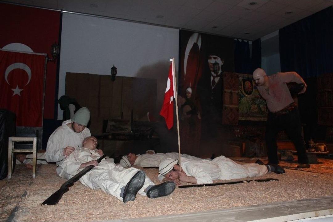 &Ouml;ğrenciler Mehmet Akif&rsquo;in Hayatını Canlandırdı