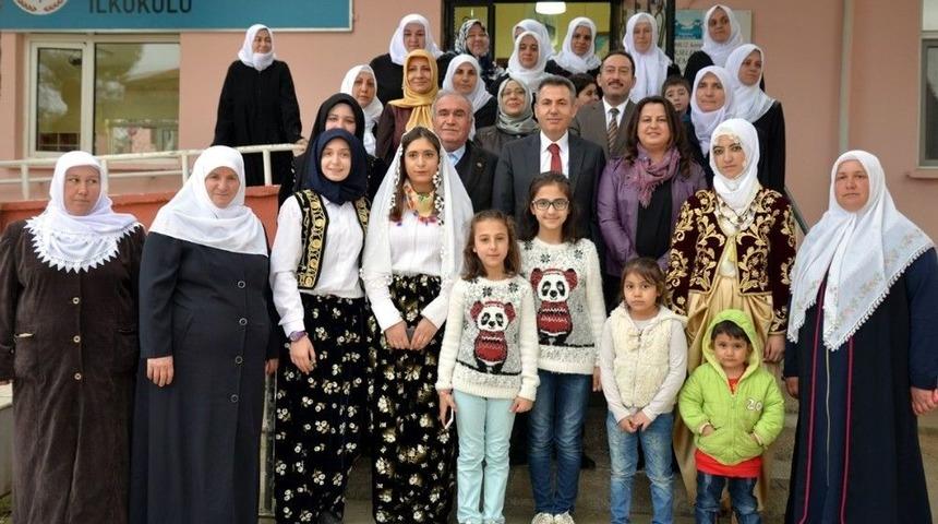 Vali Elban Ve Eşi Yenik&ouml;y&rsquo;de Kadın &Ccedil;ift&ccedil;ilerle Buluştu