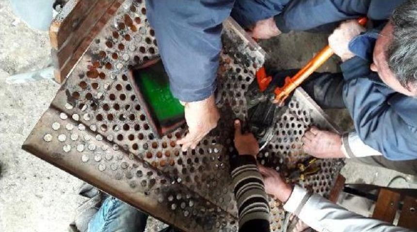 &Ccedil;ocuğun &Ccedil;apa Makinesine Sıkışan Parmağını Tornacı Kurtardı