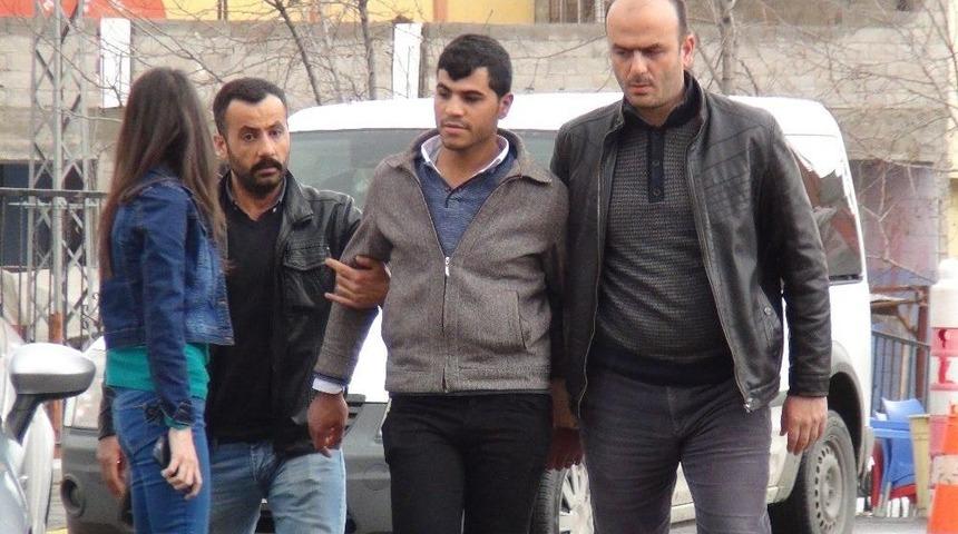 Boşandığı Eşini Ve Kucağındaki &Ccedil;ocuğu Sokak Ortasında &Ouml;ld&uuml;ren Şahıs Adli Makamlara Sevk Edildi