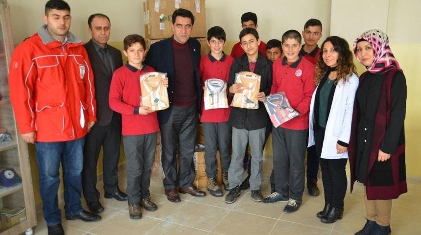 Kızılaydan &Ouml;ğrencilere Kıyafet Desteği