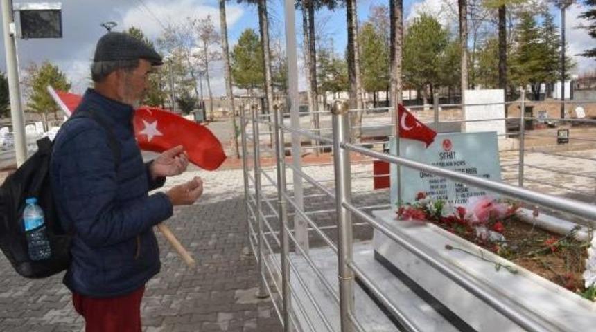 Burdur'dan Niğde'ye Yaya Olarak Gelip, &Ouml;mer Halisdemir'e Dua Etti