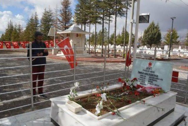 Burdur'dan Niğde'ye Yaya Olarak Gelip, Ömer Halisdemir'e Dua Etti