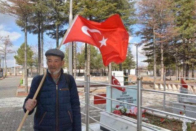 Burdur'dan Niğde'ye Yaya Olarak Gelip, Ömer Halisdemir'e Dua Etti