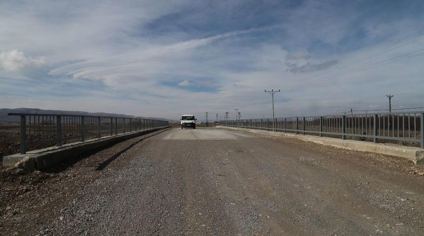 Kufi &Ccedil;ayı &Uuml;zerine Modern K&ouml;pr&uuml;