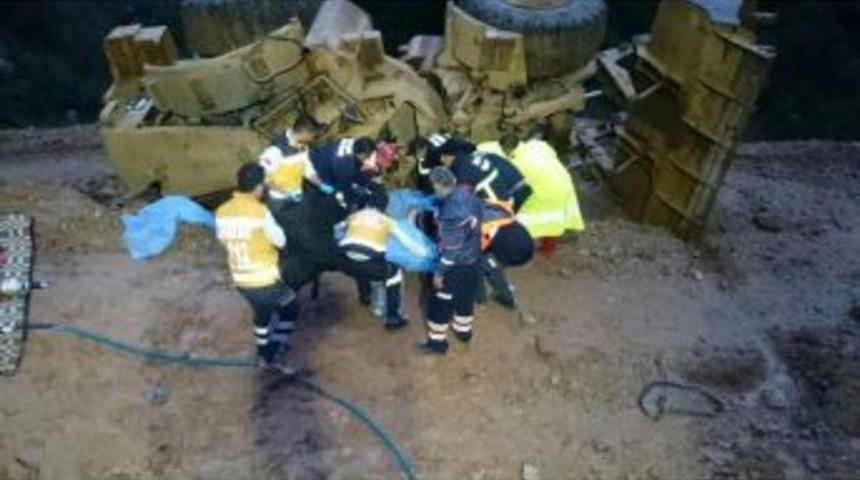 İş Makinesinin Altında Kalan Operat&ouml;r Hayatını Kaybetti