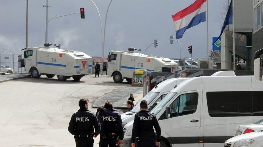 Hollanda B&uuml;y&uuml;kel&ccedil;iliği &Ouml;n&uuml;ndeki G&uuml;venlik &Ouml;nlemleri Devam Ediyor