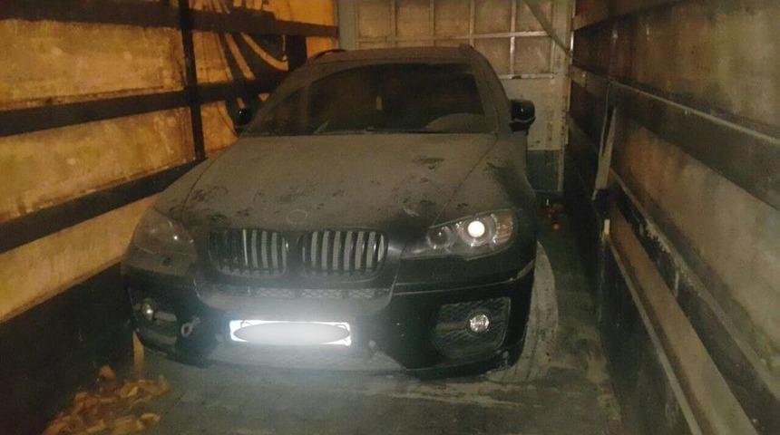 Tır Dorsesinden Ka&ccedil;ak L&uuml;ks Otomobil &Ccedil;ıktı